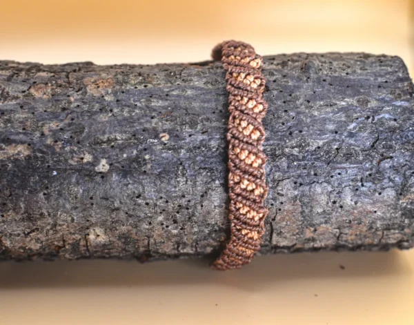 Náramek micro macrame v barvě hnědobéžové
