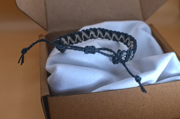 NÁRAMEK MICRO MACRAME  barva modrošedá s bílou - Obrázek 3