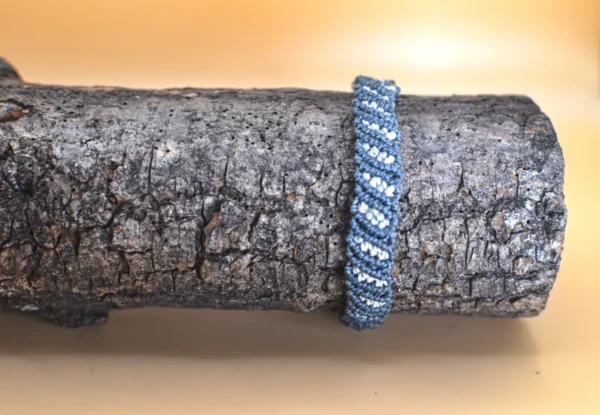 Micro macrame náramek modrošedo bílý