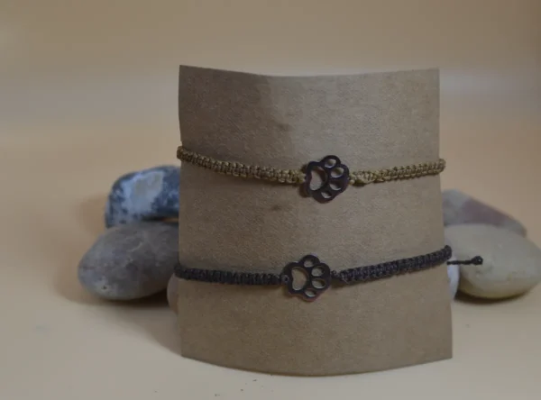 Náramky micro macrame s přívěskem z nerezové oceli ve tvaru tlapky.