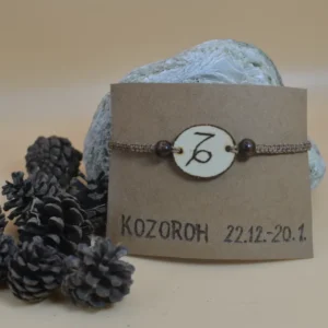 Náramek micro macrame z povoskované nitě, s dřevěnou cedulkou a posuvným uzlíkem k přizpůsobení velikosti.