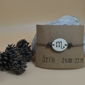 Originální módní doplněk. Micro macrame náramek s vypáleným znamením zvěrokruhu - Štír.
