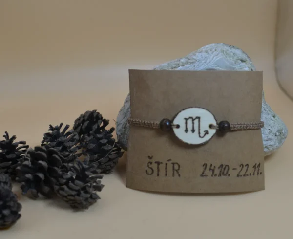 Originální módní doplněk. Micro macrame náramek s vypáleným znamením zvěrokruhu - Štír.
