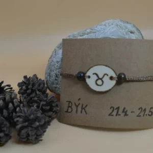 Náramek se znamením zvěrokruhu zhotovený technikou micro macrame.