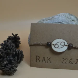 Náramek se znamením zvěrokruhu zhotovený technikou micro macrame.