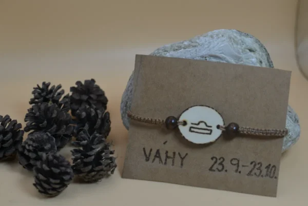 Znamení zvěrokruhu - váhy v micro -macrame náramku. Jedinečný dárek, kterýí potěší i překvapí.