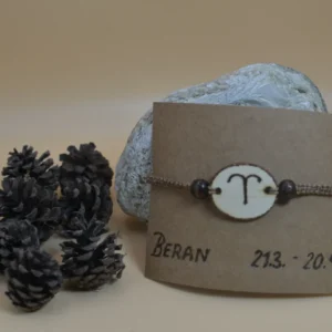 Micro macrame náramek s vypalovaným znamením. Originální módní doplněk.