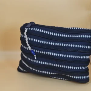 Taštička ze zipu v elegantní modré s bílou výšivkou. Zajímavý a originální módní doplněk. Vhodný pro ženy, muži i děti.