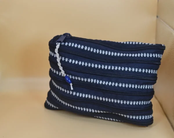 Taštička ze zipu v elegantní modré s bílou výšivkou. Zajímavý a originální módní doplněk. Vhodný pro ženy, muži i děti.