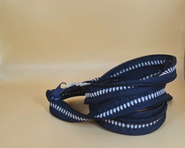 ZIPOVÁ TAŠTIČKA - MODRÁ S VYŠÍVÁNÍM - Image 3