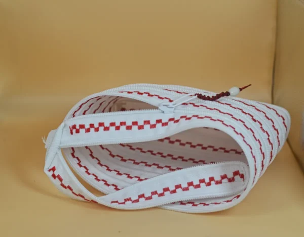 TAŠTIČKA ZIPOVÁ  - BÍLÁ S VYŠÍVÁNÍM - Image 4