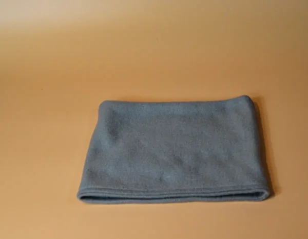 NÁKRČNÍK Z FLEECU - barva šedá - Image 3