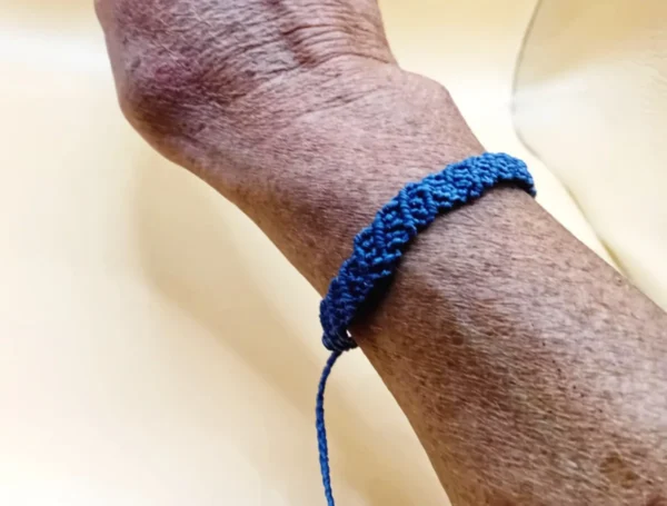 Náramek zhotovený technikou micromacrame, z voděodolné povoskované brazilské nitě. Velikost lze upravit díky posuvnému uzlíku.