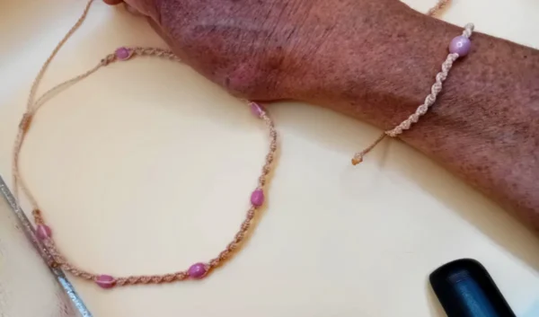 MICRO MACRAME SET - NÁHRDELNÍK + NÁRAMEK + OZDOBA NA NOHU - BARVA RŮŽOVÁ - Image 3