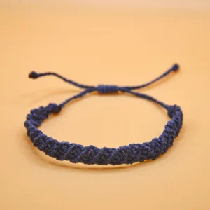 Náramek micro macrame tmavě modrý se stahovací, uzlíkem.
