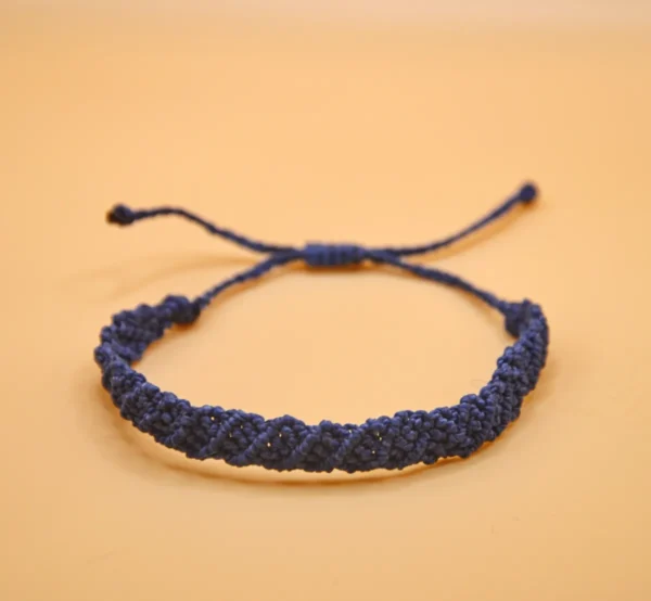 Náramek micro macrame tmavě modrý se stahovací, uzlíkem.