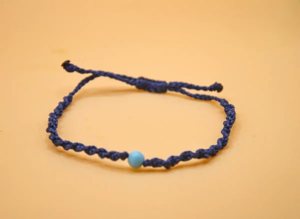 Náramek micromacrame z brazilské voděodolné povodskované nítě s posuvným uzlíkem.