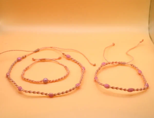 Elegantní jemná souprava - náhrdelník, náramek a ozdoba na nohu. Vytvořeno technikou micro macrame z brazilské povoskované nitě.