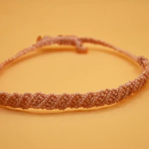 Jemný náramek, zhotovený technikou micro macrame z brazilské povoskované nítě. Snadné přizpůsobení velikosti díky posuvnému uzlíku.