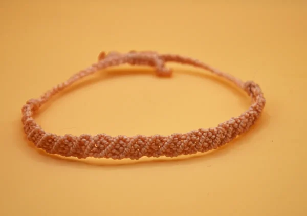 Jemný náramek, zhotovený technikou micro macrame z brazilské povoskované nítě. Snadné přizpůsobení velikosti díky posuvnému uzlíku.