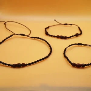 Originální souprava pro letní horké dny zhotovená technikou micro macrame. Náhrdelník, náramek a ozdoba na nohu. Vytvořeno z brazilské povoskované nitě, doplněno korálky a posuvným uzlíkem.