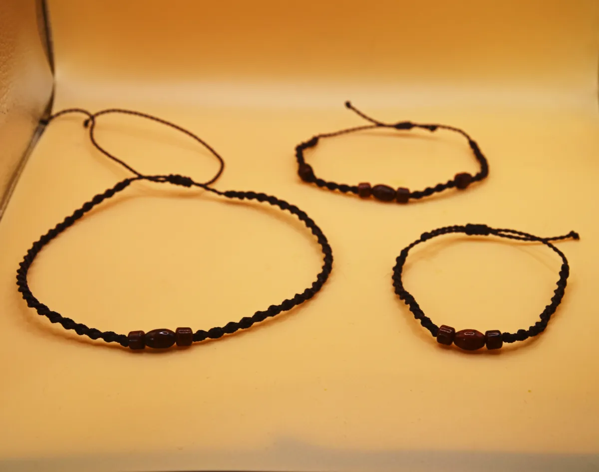 Originální souprava pro letní horké dny zhotovená technikou micro macrame. Náhrdelník, náramek a ozdoba na nohu. Vytvořeno z brazilské povoskované nitě, doplněno korálky a posuvným uzlíkem.