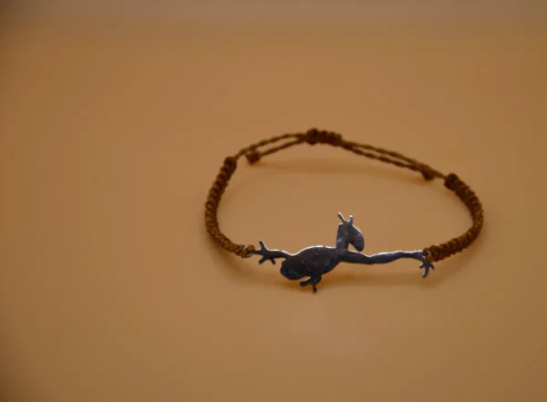 NÁRAMEK MICRO MACRAME S PŘÍVĚSKEM Z NEREZOVÉ OCELI - ŽÁBA - Obrázek 3