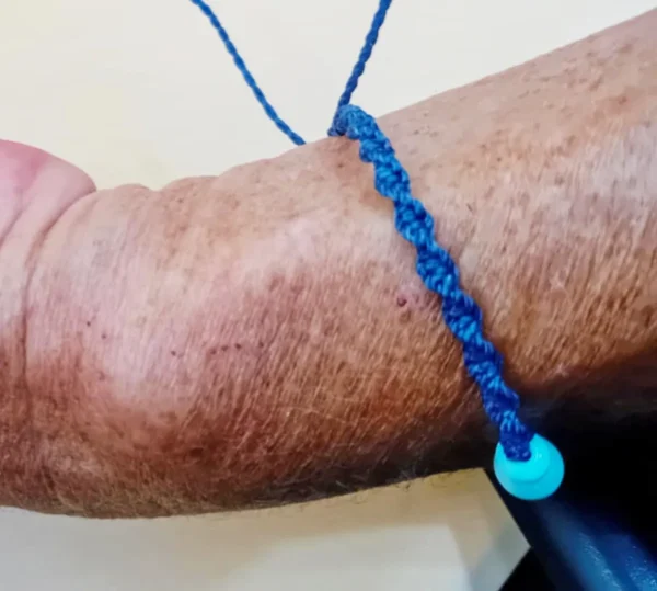 MICRO MACRAME NÁRAMEK TMAVĚ MODRÝ S KORÁLKEM - Image 2
