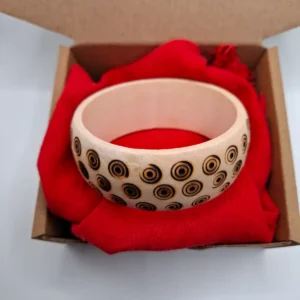 Elegantní náramek ze dřeva zdobený ručně vypalováním.