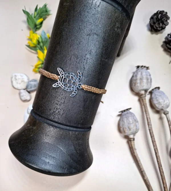 Náramek micro macrame s nerezovým přívěskem ve tvaru želvy. Barva béžová.