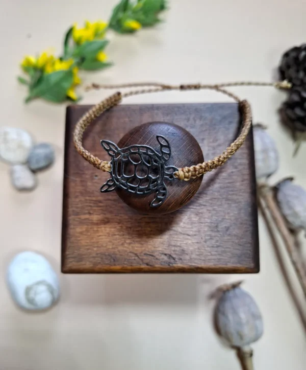 Náramek micro macrame s přívěskem želva.