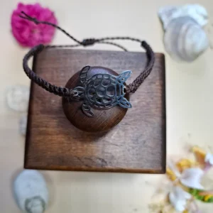 Náramek micro macrame tmavě hnědý s přívěskem želvy