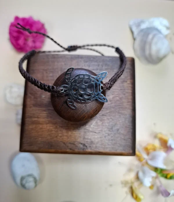 Náramek micro macrame tmavě hnědý s přívěskem želvy