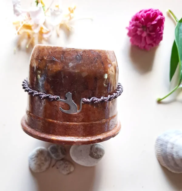 Náramek s přívěskem kočkou. Ručně zhotovený technikou micro macrame