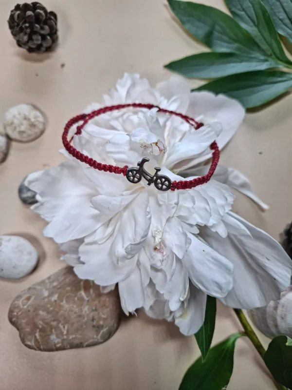 Náramek micro macrame s nerezovým přívěskem, červený