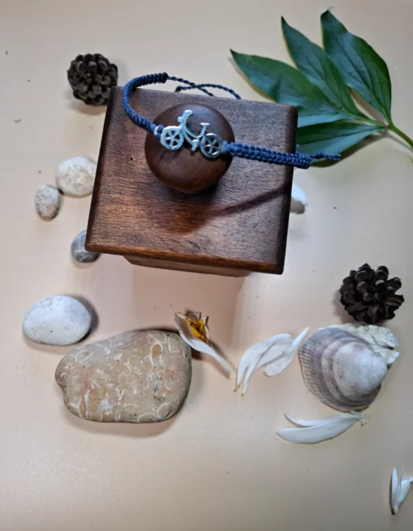 Náramek s přívěskem kolo micro macrame