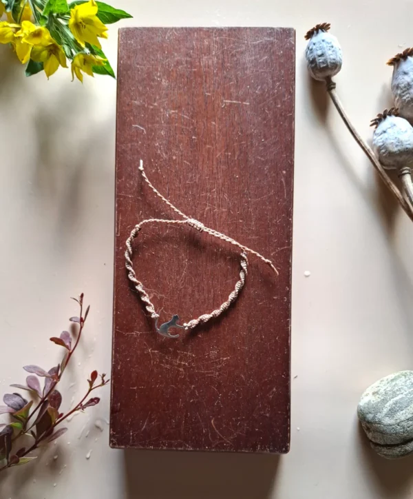 Náramek s kočkou, zhotovený technikou micro macrame