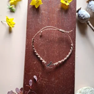 Náramek s kočkou, zhotovený technikou micro macrame