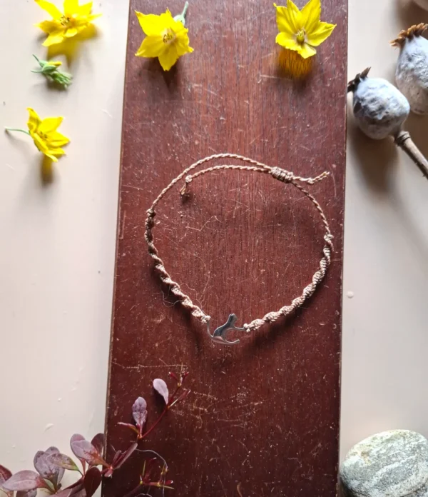 Náramek s kočkou, zhotovený technikou micro macrame