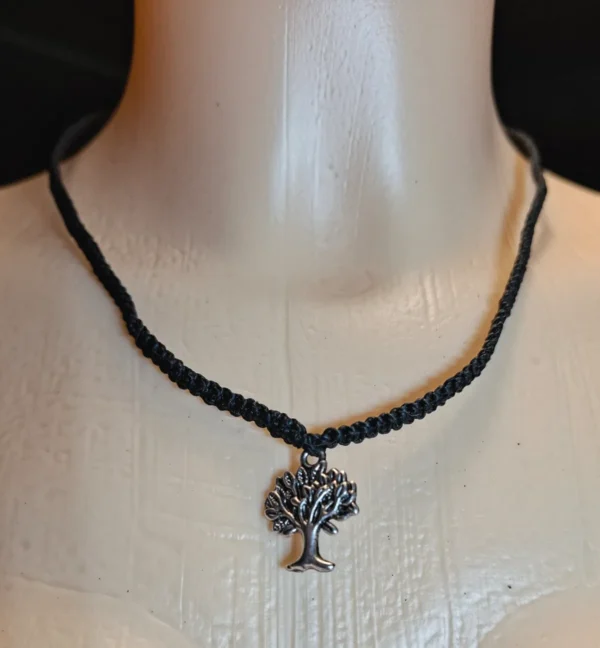 Náhrdelník micro macrame s nerezovým přívěskem ve tvaru - strom života