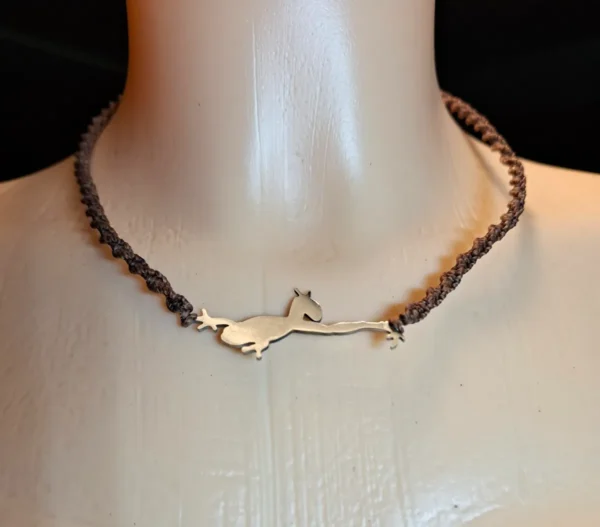 Micro macrame náhrdelník, choker s nerezovým přívěskem žábou