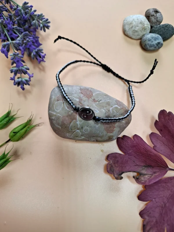JIN JANG v micro macrame náramku z povoskované nitě s nastavitelným uzlíkem.