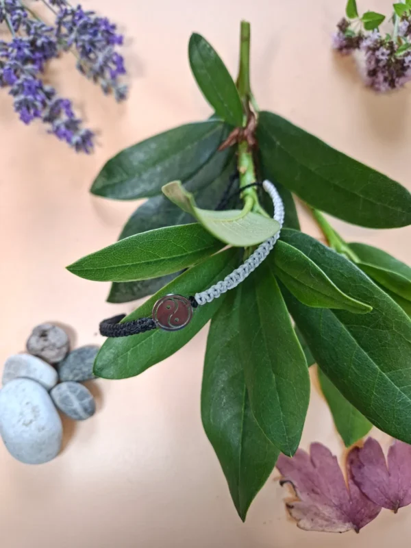 Náramek s nerezovým přívěskem ve tvaru JIN JANG. Ručně tvořený technikou micro macrame