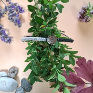 Náramek s přívěskem JIN JANG ručně tvořený technikou micro macrame.