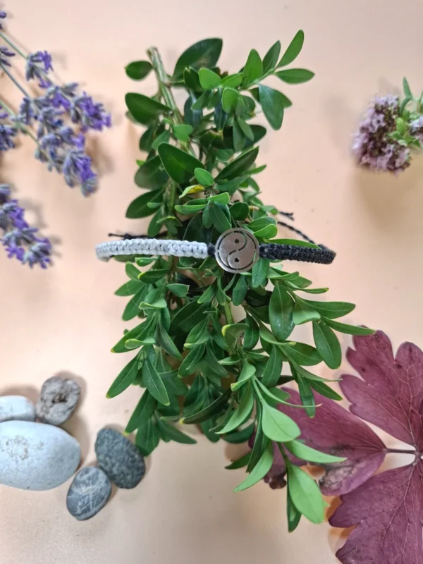Náramek s přívěskem JIN JANG ručně tvořený technikou micro macrame.