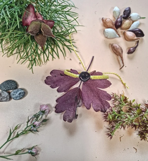Náramek micro macrame s nerezovým přívěskem ve tvaru smajlíka. Vhodný letní doplněk nebo neobvyklý drobný dárek.