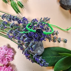 Náramek micro macrame s nerezovým přívěskem ve tvaru smajlíka. Vhodný jako drobný dárek pro přátele.