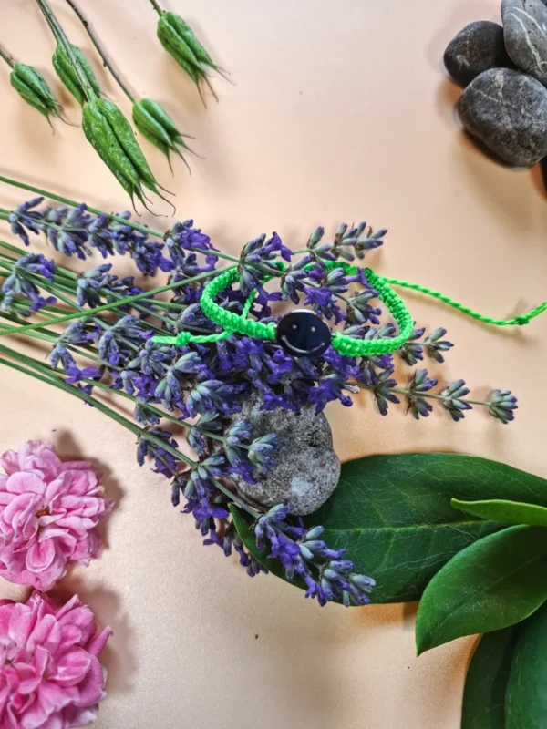 Náramek micro macrame s nerezovým přívěskem ve tvaru smajlíka. Vhodný jako drobný dárek pro přátele.