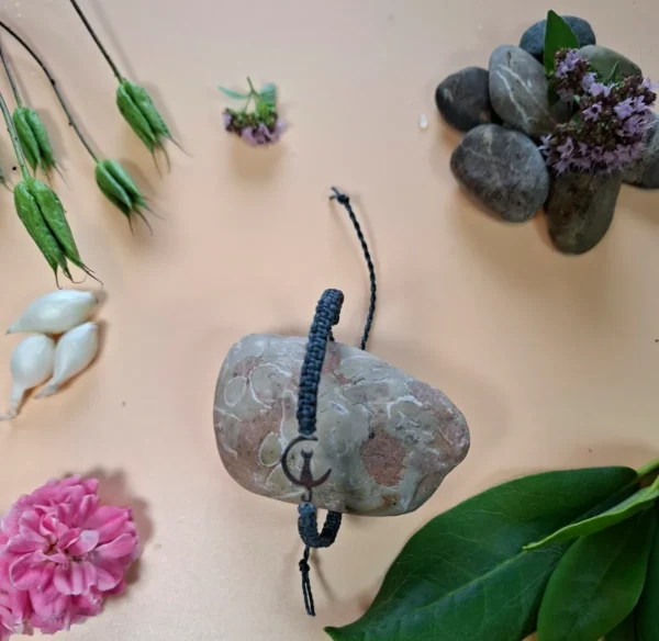 Náramek micro macrame s kočkou. Elegantní lehký letní doplněk.