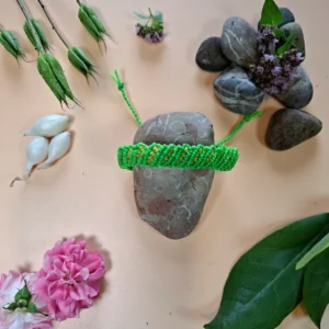 Dvoubarevný micro macrame náramek. Ideální doplněk na letní dny, drobný nevšední dárek.